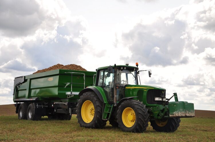 54-latka przygniótł traktor. Próbował usunąć usterkę przy włączonym silniku