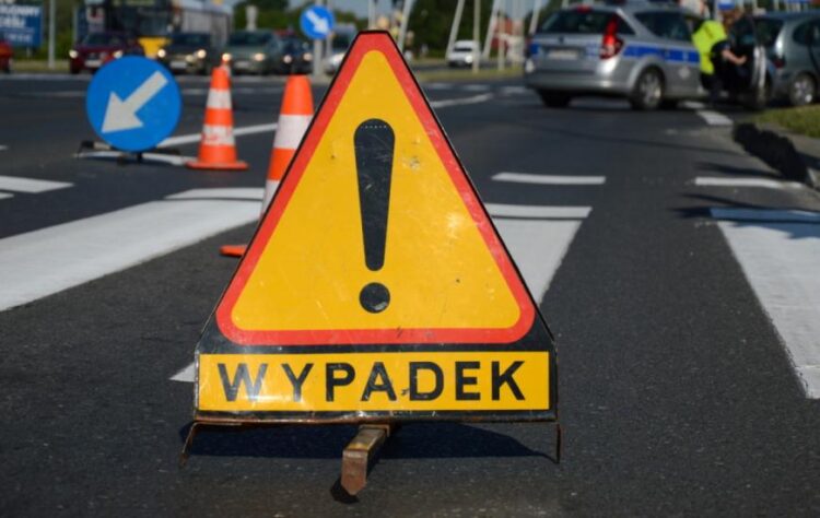 Zderzenie samochodów na DK9. Auto wbiło się w dom, jedna osoba ranna (aktualizacja)