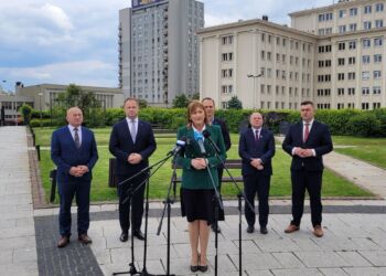 Spór o Program Inwestycji Strategicznych: PiS krytykuje decyzję rządu, KO uspokaja