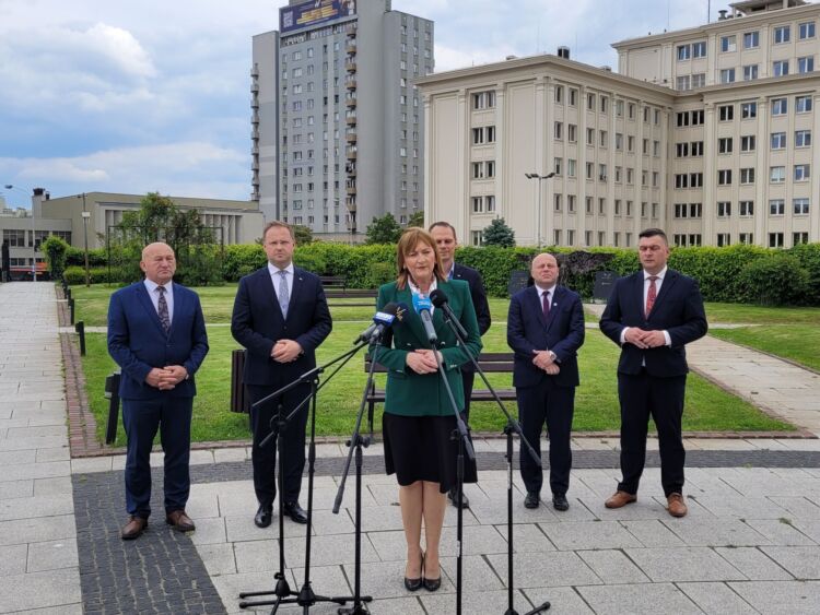 Spór o Program Inwestycji Strategicznych: PiS krytykuje decyzję rządu, KO uspokaja