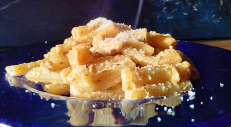 „Na Fali Smaku” – Serowy Makaron z Kurczakiem