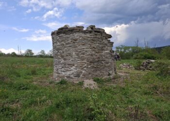 Rekonstrukcja kapliczki w Beskidzie Niskim. Pomagają miłośnicy Beskidu z różnych zakątków Polski