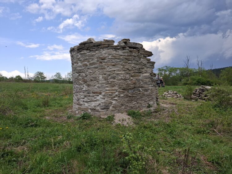 Rekonstrukcja kapliczki w Beskidzie Niskim. Pomagają miłośnicy Beskidu z różnych zakątków Polski
