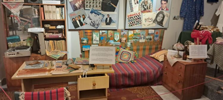 Wystawa „Czar PRL-u” w Miejskiej Bibliotece Publicznej – podróż sentymentalna przez dawne mieszkania