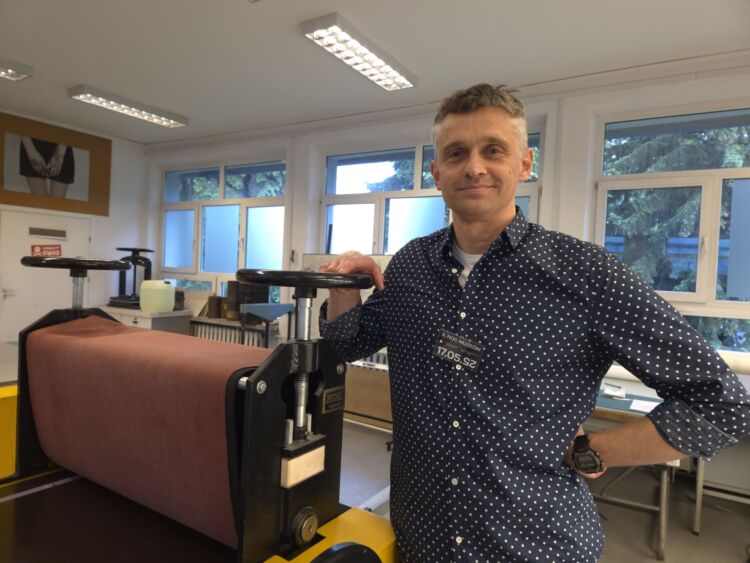 Grafika warsztatowa – tradycyjna technologia w służbie sztuki