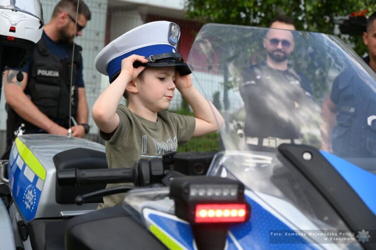 Policjanci przygotowali atrakcje dla dzieci podczas pikniku w Rzeszowie 1 - Polskie Radio Rzeszów Policjanci przygotowali atrakcje dla dzieci podczas pikniku w Rzeszowie