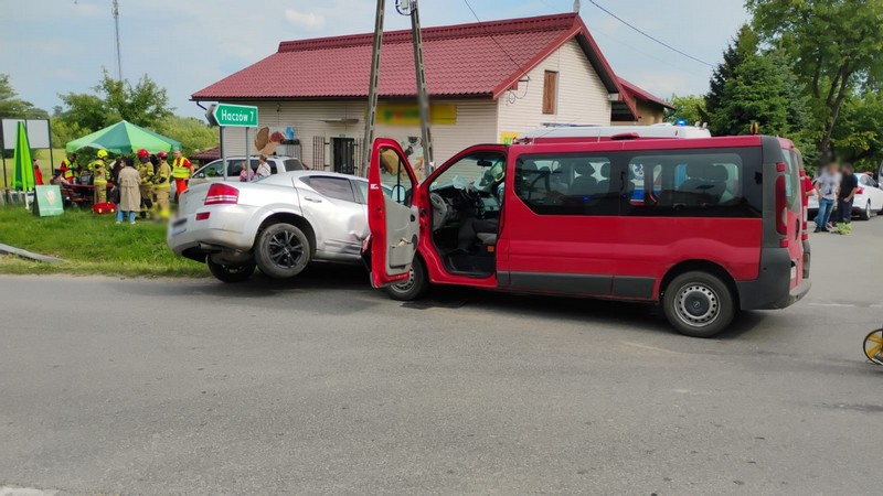 Zderzenie auta z busem przewożącym osoby niepełnosprawne. Siedem osób poszkodowanych 3 - Polskie Radio Rzeszów Zderzenie auta z busem przewożącym osoby niepełnosprawne. Siedem osób poszkodowanych - Polskie Radio Rzeszów