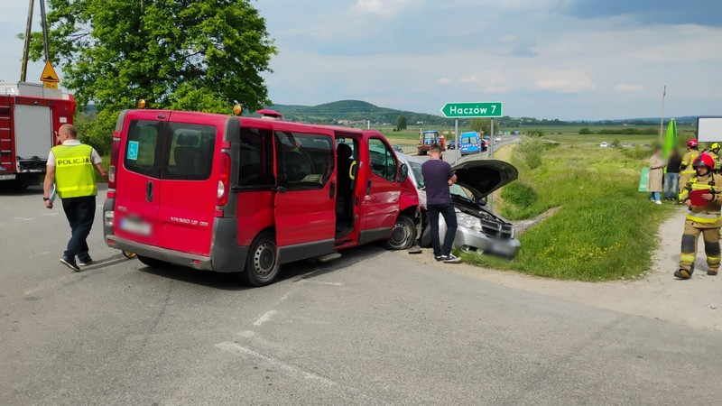 Zderzenie auta z busem przewożącym osoby niepełnosprawne. Siedem osób poszkodowanych 2 - Polskie Radio Rzeszów Zderzenie auta z busem przewożącym osoby niepełnosprawne. Siedem osób poszkodowanych - Polskie Radio Rzeszów