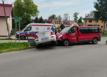 Zderzenie auta z busem przewożącym osoby niepełnosprawne. Siedem osób poszkodowanych