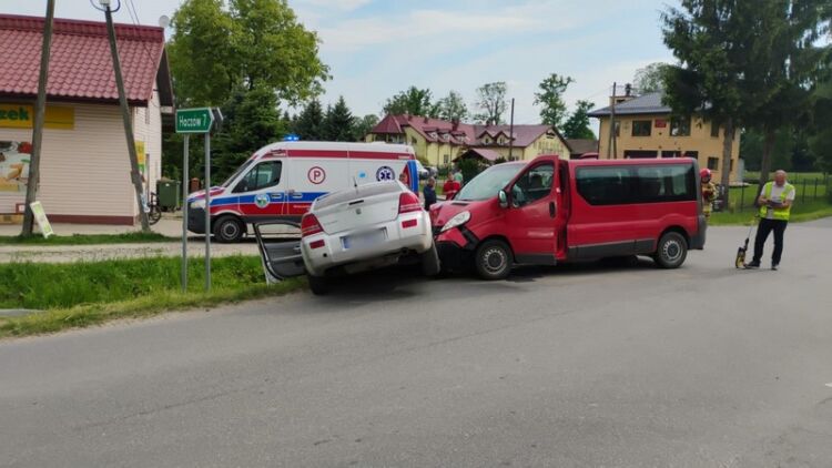 Zderzenie auta z busem przewożącym osoby niepełnosprawne. Siedem osób poszkodowanych 1 - Polskie Radio Rzeszów Zderzenie auta z busem przewożącym osoby niepełnosprawne. Siedem osób poszkodowanych