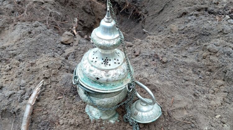 Zabytkowy trybularz odkryty w lesie koło Dziewięcierza