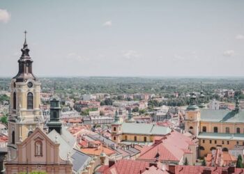 Emmanuel Macron o oświadczeniu Putina: jest to próba zyskania czasu