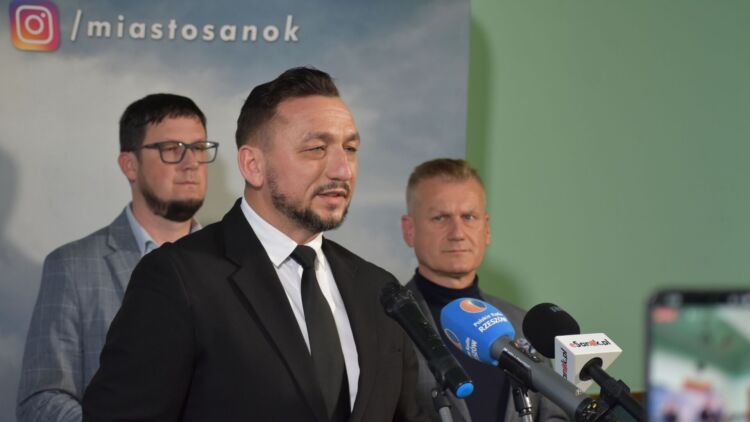 Burmistrz Sanoka zarzuca fałszerstwo przewodniczącemu rady