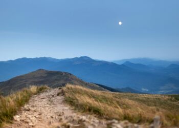 Chłodna wiosna w Bieszczadach. GOPR ostrzega turystów