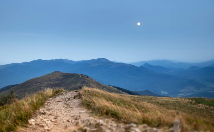 Chłodna wiosna w Bieszczadach. GOPR ostrzega turystów