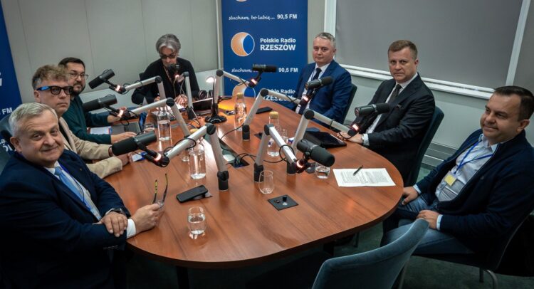 Ekshumacje ofiar rzezi wołyńskiej na Ukrainie tematem radiowej debaty 1 - Polskie Radio Rzeszów Ekshumacje ofiar rzezi wołyńskiej na Ukrainie tematem radiowej debaty