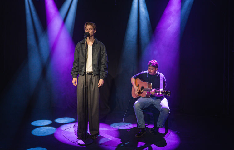 Maciej Skiba i jego mini koncert w naszym studiu 1 - Polskie Radio Rzeszów Maciej Skiba i jego mini koncert w naszym studiu