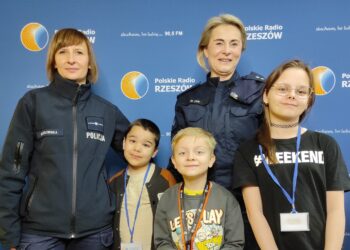 Dzieci o bezpieczeństwie w ruchu drogowym. Policyjna lekcja w studiu Polskiego Radia Rzeszów