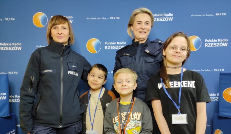 Dzieci o bezpieczeństwie w ruchu drogowym. Policyjna lekcja w studiu Polskiego Radia Rzeszów