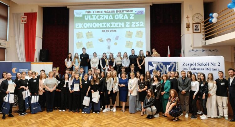 Finał 5. edycji projektu edukacyjnego “Uliczna Gra z Ekonomikiem z ZS2” 1 - Polskie Radio Rzeszów Finał 5. edycji projektu edukacyjnego “Uliczna Gra z Ekonomikiem z ZS2”
