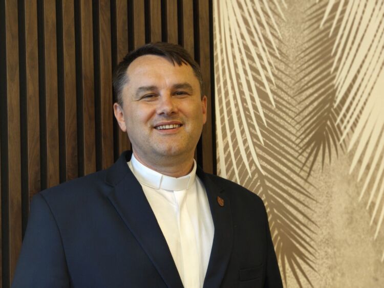 Ks. Miłosz Hołda o niedostępności poznawczej Boga i wyzwaniach filozofii 1 - Polskie Radio Rzeszów Ks. Miłosz Hołda o niedostępności poznawczej Boga i wyzwaniach filozofii