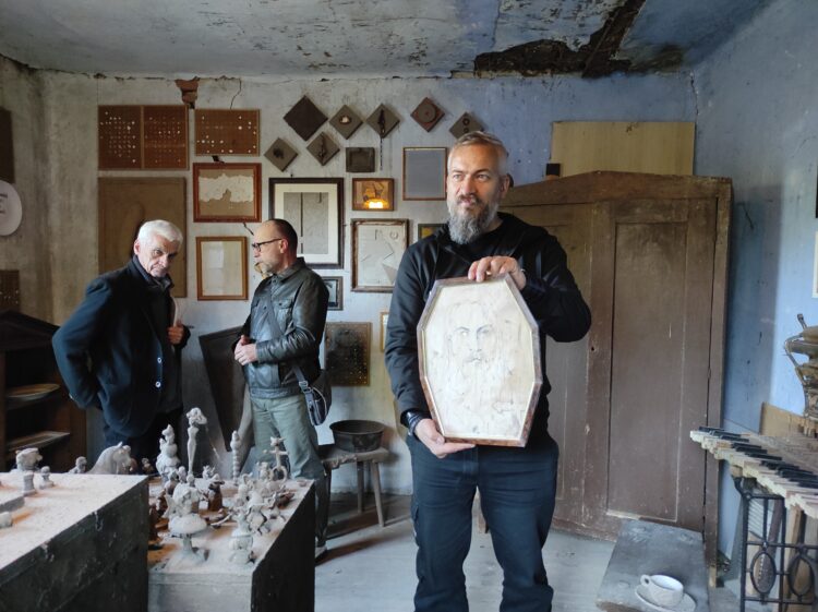 Finał Małego Muzeum Drobnych Przejawów Sztuki. W Porębach Kupieńskich szykują się zmiany 1 - Polskie Radio Rzeszów Finał Małego Muzeum Drobnych Przejawów Sztuki. W Porębach Kupieńskich szykują się zmiany