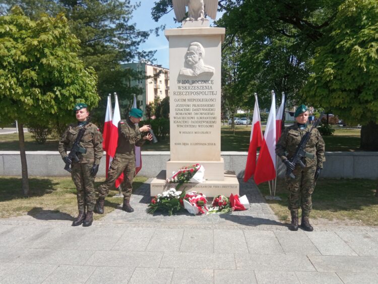 Dzień Flagi RP i majowe uroczystości w Nowej Dębie (zdjęcia)