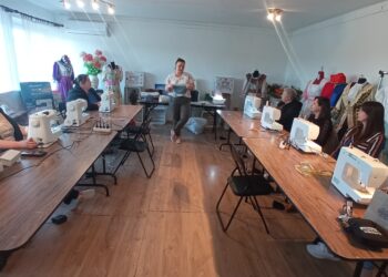 Warsztaty krawieckie we wsi Grochowe. Mieszkańcy uczą się szyć