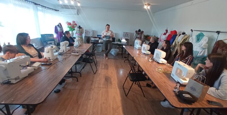 Warsztaty krawieckie we wsi Grochowe. Mieszkańcy uczą się szyć