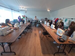 Warsztaty krawieckie we wsi Grochowe. Mieszkańcy uczą się szyć - Polskie Radio Rzeszów