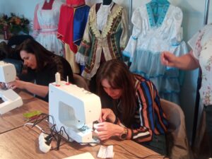 Warsztaty krawieckie we wsi Grochowe. Mieszkańcy uczą się szyć - Polskie Radio Rzeszów