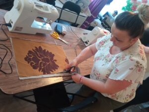 Warsztaty krawieckie we wsi Grochowe. Mieszkańcy uczą się szyć - Polskie Radio Rzeszów