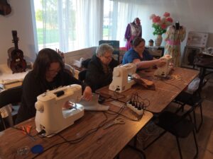 Warsztaty krawieckie we wsi Grochowe. Mieszkańcy uczą się szyć - Polskie Radio Rzeszów