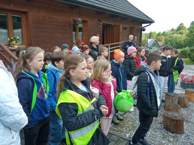 Uczniowie z Dębicy świętują Dzień Zdrowia Roślin w Stobiernej