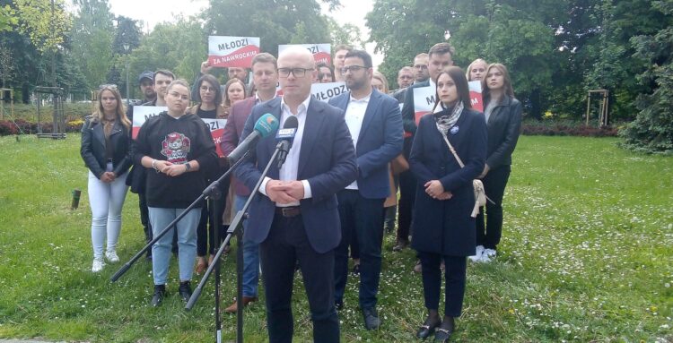 Działacze Prawa i Sprawiedliwości zachęcają młodych do głosowania 1 - Polskie Radio Rzeszów Działacze Prawa i Sprawiedliwości zachęcają młodych do głosowania