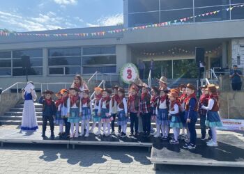 Kolorowy przemarsz, zadania i odznaki – Przedszkolada 2025