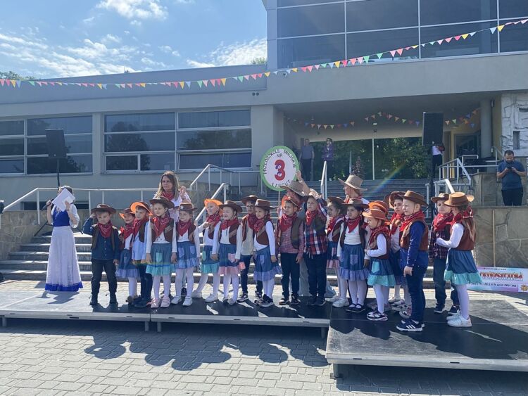 Kolorowy przemarsz, zadania i odznaki – Przedszkolada 2025