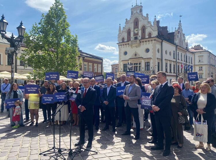 Koalicja Rządowa murem za Trzaskowskim