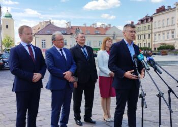 Konferencja prasowa na rzeszowskim Rynku. Ostatni apel przed drugą turą wyborów