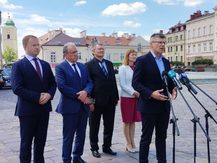 Konferencja prasowa na rzeszowskim Rynku. Ostatni apel przed drugą turą wyborów