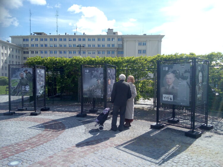 Niezwykła wystawa w Ogrodach Bernardyńskich. Historie żołnierzy z II wojny światowej