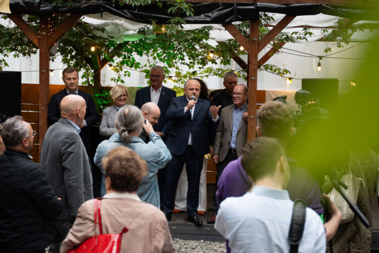 Wiec wyborczy w rzeszowskiej FOSIE: rozmowy o przyszłości Polski i roli Podkarpacia [ZDJĘCIA]