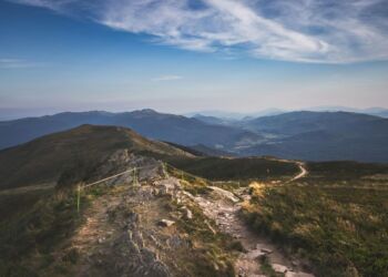 Wiosenna pogoda w Bieszczadach, mogą wystąpić przelotne opady deszczu