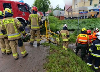 Wypadek w Brzozowie. Samochód wpadł do rzeki Stobnica