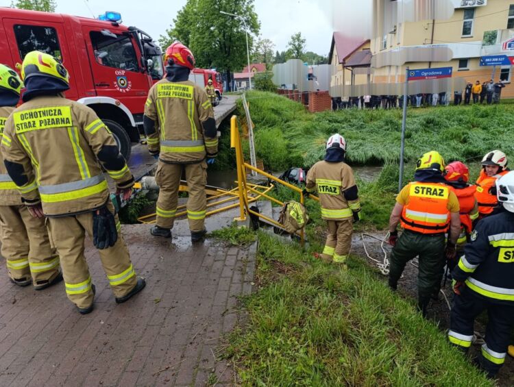 Wypadek w Brzozowie. Samochód wpadł do rzeki Stobnica