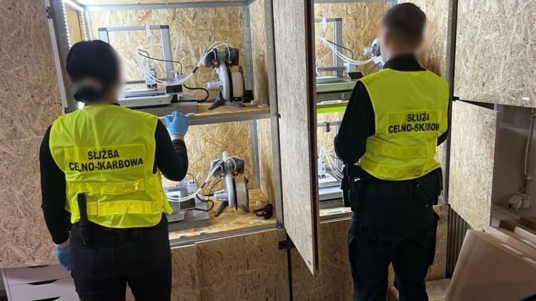 KAS zlikwidowała nielegalną fabrykę płynu do e-papierosów 1 - Polskie Radio Rzeszów KAS zlikwidowała nielegalną fabrykę płynu do e-papierosów