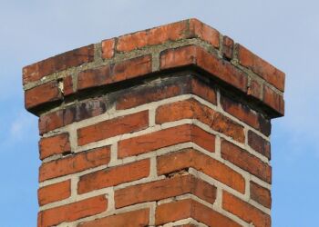 Sezon Grzewczy Się Wydłuża – Kominiarze Radzą o Regularnych Przeglądach Bezpieczeństwa