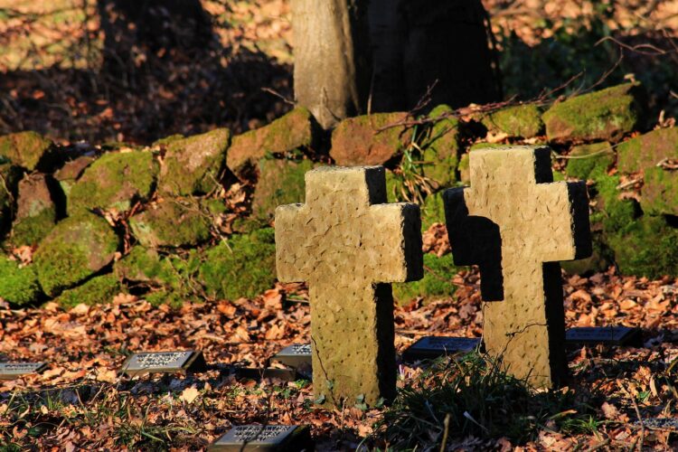 Na pomniku i mogile żołnierzy UPA w Monasterzu nie ma już nielegalnie naklejonych tablic 1 - Polskie Radio Rzeszów Na pomniku i mogile żołnierzy UPA w Monasterzu nie ma już nielegalnie naklejonych tablic