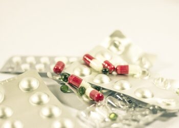 Konsultacje w NFZ: kiedy i jakie leki łączyć, by nam nie szkodziły