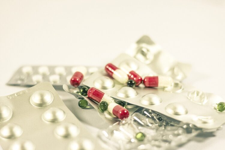 Konsultacje w NFZ: kiedy i jakie leki łączyć, by nam nie szkodziły